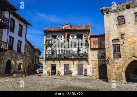 Plaza Mayor - piazza principale nella storica città di Santillana del Mar, situata nella comunità autonoma della Cantabria nella Spagna settentrionale Foto Stock