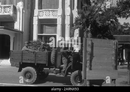 Due anni DI SPO III LA SPO, a kampong Baroe a Medan, ha celebrato il suo due anni di anniversario. In occasione di questo, sono state organizzate alcune feste. Un lancio di javelin da una macchina in movimento. Purtroppo quadrato accanto ad esso. Roesli Effendi di Medan ha fatto del suo meglio per esso e ha anche andato sulla sua pedana Annotazione: S.O.B.M. = Formazione Professionale Militare Scolastica Data: 10 Novembre 1948 Luogo: Indonesia, Medan, Indie Orientali Olandesi, Sumatra Foto Stock