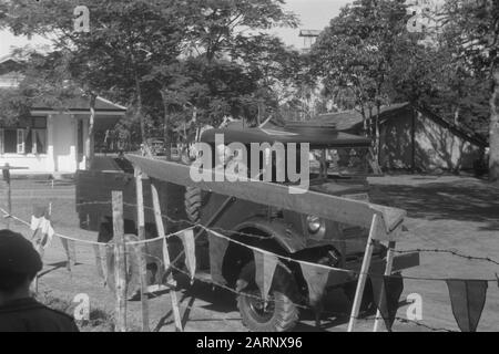 Due anni DI SPO III LA SPO, a kampong Baroe a Medan, ha celebrato il suo due anni di anniversario. In occasione di questo, sono state organizzate alcune feste. Un lancio di javelin da un automobile mobile Annotazione: S.O.B.M. = Formazione Scolastica Soldati Professionisti Data: 10 Novembre 1948 Luogo: Indonesia, Medan, Indie Orientali Olandesi, Sumatra Foto Stock