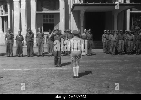 Due anni DI SPO III LA SPO, a kampong Baroe a Medan, ha celebrato il suo due anni di anniversario. In occasione di questo, sono state organizzate alcune feste. Appello nel cortile Annotazione: S.O.B.M. = Formazione Professionale Militare Scolastica Data: 10 Novembre 1948 Luogo: Indonesia, Medan, Indie Orientali Olandesi, Sumatra Foto Stock