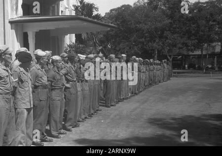 Due anni DI SPO III LA SPO, a kampong Baroe a Medan, ha celebrato il suo due anni di anniversario. In occasione di questo, sono state organizzate alcune feste. Appello nel cortile Annotazione: S.O.B.M. = Formazione Professionale Militare Scolastica Data: 10 Novembre 1948 Luogo: Indonesia, Medan, Indie Orientali Olandesi, Sumatra Foto Stock