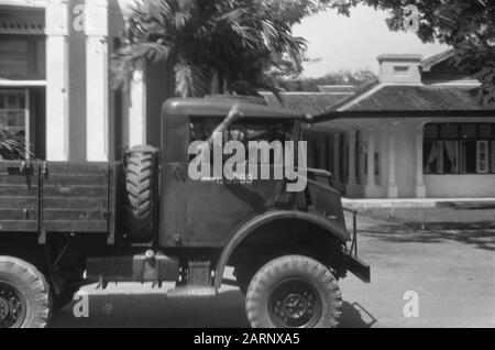 Due anni DI SPO III LA SPO, a kampong Baroe a Medan, ha celebrato il suo due anni di anniversario. In occasione di questo, sono state organizzate alcune feste. Un lancio di javelin da un automobile mobile Annotazione: S.O.B.M. = Formazione Scolastica Soldati Professionisti Data: 10 Novembre 1948 Luogo: Indonesia, Medan, Indie Orientali Olandesi, Sumatra Foto Stock