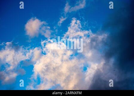 Cielo interessante sull'isola di Madeira nell'Oceano Atlantico Foto Stock