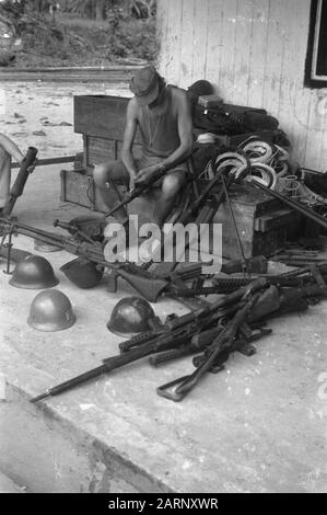 Foto liberazione Nord Sumatra In Aek Loba, dietro il fiume Asahan, i soldati olandesi hanno istituito un magazzino di armi confiscate. Data: 19 Dicembre 1948 Luogo: Indonesia, Indie Orientali Olandesi, Sumatra Foto Stock