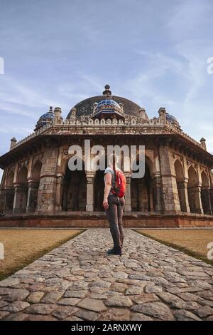 La donna turistica si trova a piedi alla tomba di Isa Khan nel complesso della tomba di Humayun, New Delhi, India. Foto Stock