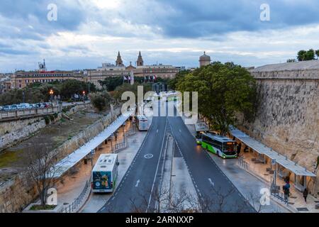 Valletta, Malta – Gennaio 2020 : una vista dall'alto della fermata dell'autobus sulla strada principale in una torbida giornata invernale a Valletta, Malta, Europa Foto Stock