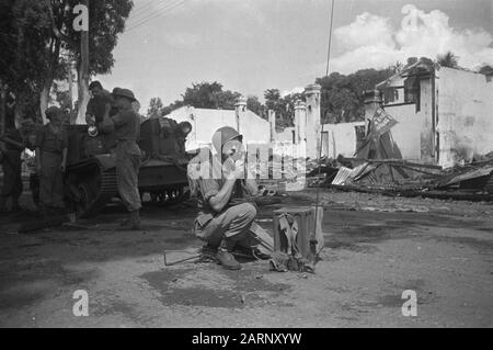 Avanzamenti 3-11 Reggimento Fanteria e 4-6 Reggimento Fanteria W-Brigade Durante il mese di marzo da Goemiwang a Bandjarnegara: Soldato Adriaan Zwart da Raamsdonkveer fa radio contatto con altre parti Data: 1948/12/01 Località: Goemiwang, Indonesia, Java, Dutch East Indie Foto Stock