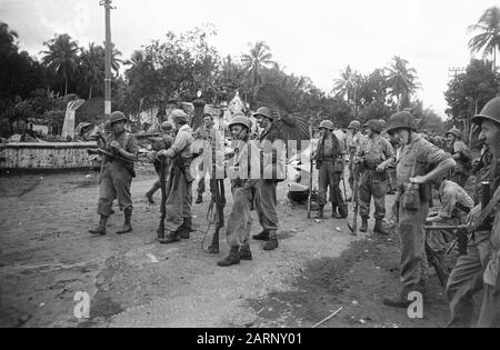 Avanzamenti 3-11 Reggimento Fanteria e 4-6 Reggimento Fanteria W-Brigade Durante la marcia da Goemiwang a Bandjarnegara: La parte posteriore di una parte di fanteria tira Bandjarnegara entro Data: 21 dicembre 1948 posizione: Indonesia, Java, Indie orientali olandesi Foto Stock