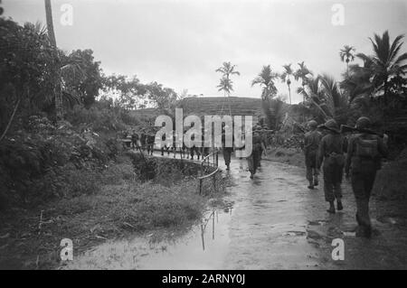 Avanzamenti 3-11 Reggimento Fanteria e 4-6 Reggimento Fanteria W-Brigade Durante la marcia da Goemiwang a Bandjarnegara: La parte posteriore di una parte di fanteria tira Bandjarnegara entro Data: 21 dicembre 1948 posizione: Goemiwang, Indonesia, Java, Dutch East Indie Foto Stock