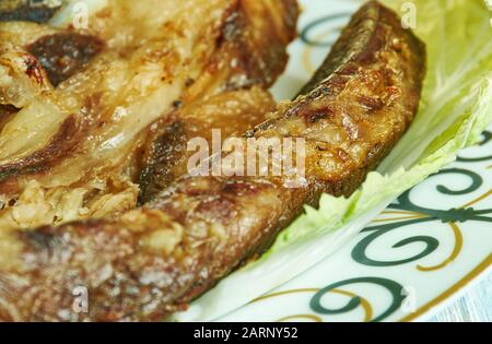 Nyama Choma, che significa carne alla brace, cucina keniana, piatti africani tradizionali assortiti, vista dall'alto. Foto Stock