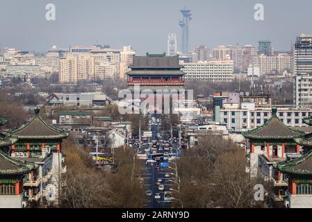 Torre del tamburo vista dal Padiglione Di Primavera Eterna Padiglione nel Parco Jingshan di Pechino, Cina - vista con la Torre Olimpica sullo sfondo Foto Stock