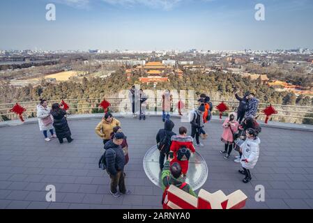 Veduta aerea dal Padiglione di Wanchun nel Parco di Jingshan a Pechino, Cina con Shouhuang - Palazzo Della Longevità Imperiale Foto Stock