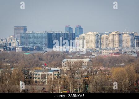 Veduta aerea dal Padiglione Dell'Elasting Spring Pavilion nel Parco Jingshan di Pechino, Cina, con moderni edifici da ufficio sullo sfondo Foto Stock