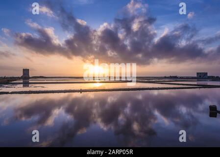 Torre sopra Saline di Nubia Riserva Naturale - Nubia saline in frazione Nubia in comune di Paceco, provincia di Trapani, Sicilia, Italia Foto Stock