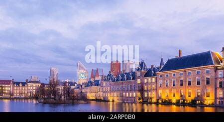 Vista panoramica serale del centro dell'Aia con gli edifici storici del parlamento Foto Stock