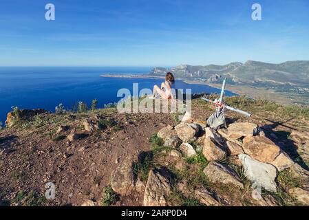 Cima del Monte Cofano nella Riserva Naturale Monte Cofano in provincia di Trapani sull'Isola di Sicilia in Italia Foto Stock