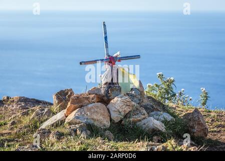 Attraversate la cima del Monte Cofano nella Riserva Naturale Monte Cofano in provincia di Trapani sull'Isola di Sicilia in Italia Foto Stock