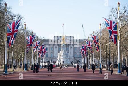Vista generale delle bandiere dell'Unione che fiancheggiano il Mall guardando verso Buckingham Palace, nel centro di Londra, davanti all'uscita del Regno Unito dall'Unione europea il venerdì. Foto Stock