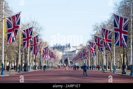 Vista generale delle bandiere dell'Unione che fiancheggiano il Mall guardando verso l'Admiralty Arch, nel centro di Londra, davanti all'uscita del Regno Unito dall'Unione europea il venerdì. Foto Stock