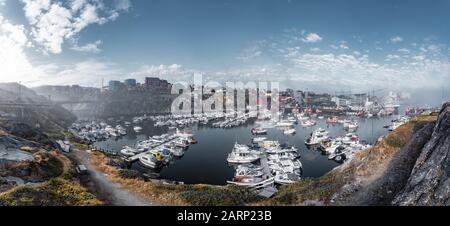 Vista panoramica del porto e del porto di Ilulissat, Groenlandia occidentale. Piccolo locale fisher barche con edifici in background. Blu cielo con sunny weathe Foto Stock