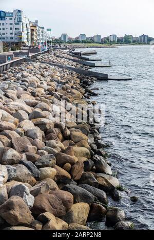 Diga, molo e passeggiata di fronte al Mar Baltico con persone intorno in estate a Västra Hamnen, Malmo, Svezia Foto Stock