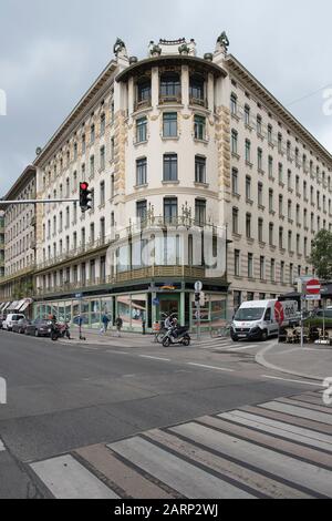 Vienna, Austria - 6 giugno 2019; casa di Muse di Wagner, accanto alla Majolikahaus, entrambe progettate da otto Wagner, con un ricco disegno di ornamenti dorati Foto Stock