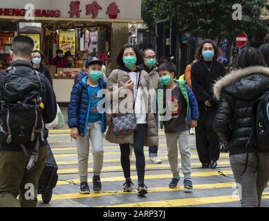 Hong Kong, Hong Kong Sar, Cina. 29th Gen 2020. La paura del Romanzo Coronavirus del 2019 di Wuhan China è evidente per le strade di Hong Kong. La maggior parte delle persone non indossano maschere chirurgiche prima di avventurarsi. Credit: Jayne Russell/Zuma Wire/Alamy Live News Foto Stock