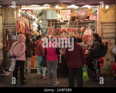 Hong Kong, Hong Kong Sar, Cina. 29th Gen 2020. La paura del Romanzo Coronavirus del 2019 di Wuhan China è evidente per le strade di Hong Kong. I mercati dei punti nord sono ancora occupati con alcune maschere che non indossano nonostante il lavoro con il cibo. Credit: Jayne Russell/Zuma Wire/Alamy Live News Foto Stock