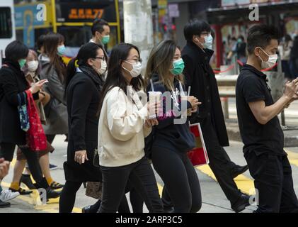 Hong Kong, Hong Kong Sar, Cina. 29th Gen 2020. La paura del Romanzo Coronavirus del 2019 di Wuhan China è evidente per le strade di Hong Kong. La maggior parte delle persone non indossano maschere chirurgiche prima di avventurarsi. Credit: Jayne Russell/Zuma Wire/Alamy Live News Foto Stock