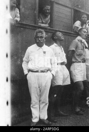 [Un anziano con baffi e due medaglie sul petto per un vagone ferroviario con passeggeri] Data: 1947/01/01 luogo: Indonesia, Indie Orientali olandesi Foto Stock