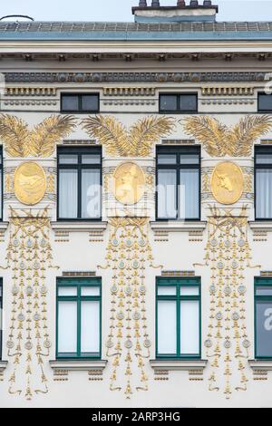 Vienna, Austria - 6 giugno 2019; casa di Muse di Wagner, accanto alla Majolikahaus, entrambe progettate da otto Wagner, con un ricco disegno di ornamenti dorati Foto Stock