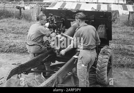 Ponte sul Renoem Lau, 8th Campo Genie Pezzo di artiglieria, 25-ponder con due soldati Data: 30 dicembre 1948 luogo: Indonesia, Indie orientali olandesi Foto Stock