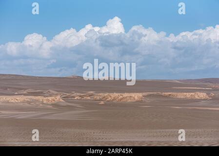 le pietre di sabbia bagnate nel deserto di lut Foto Stock