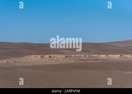 le pietre di sabbia bagnate nel deserto di lut Foto Stock