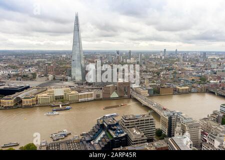 Veduta aerea della densa Londra sul Tamigi, Regno Unito Foto Stock