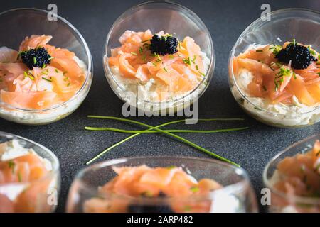 Salmone verrine ciclottero uovo formaggio fresco e letto di avocado in cucina Foto Stock