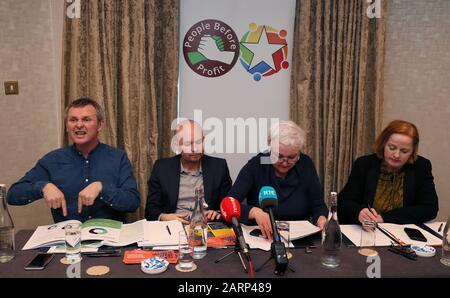 Richard Boyd Barrett (a sinistra), Paul Murphy (seconda a sinistra), Fr. Smith e Ruth Coppinger (a destra) durante la solidarietà Persone Prima Del Lancio Di Profitto delle loro politiche generali di ambiente Di Elezione a Buswells Hotel a Dublino. Foto Stock