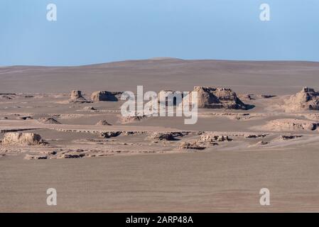 la formazione di cavalcate o pietre di sabbia nel deserto di dasht e lut o sahara, dopo aver piovoso il tempo con cielo nuvoloso Foto Stock