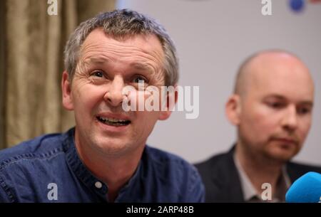 Richard Boyd Barrett (a sinistra) e Paul Murphy durante la solidarietà La Gente Prima Del Lancio Del Profitto della loro politica generale di ambiente Di Elezione a Buswells Hotel a Dublino. Foto Stock