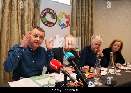 Richard Boyd Barrett (a sinistra), Paul Murphy (seconda a sinistra), Fr. Smith e Ruth Coppinger (a destra) durante la solidarietà Persone Prima Del Lancio Di Profitto delle loro politiche generali di ambiente Di Elezione a Buswells Hotel a Dublino. Foto Stock