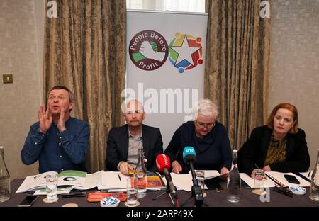 Richard Boyd Barrett (a sinistra), Paul Murphy (seconda a sinistra), Fr. Smith e Ruth Coppinger (a destra) durante la solidarietà Persone Prima Del Lancio Di Profitto delle loro politiche generali di ambiente Di Elezione a Buswells Hotel a Dublino. Foto Stock