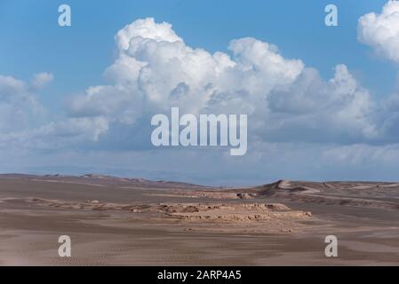 le pietre di sabbia bagnate nel deserto di lut Foto Stock