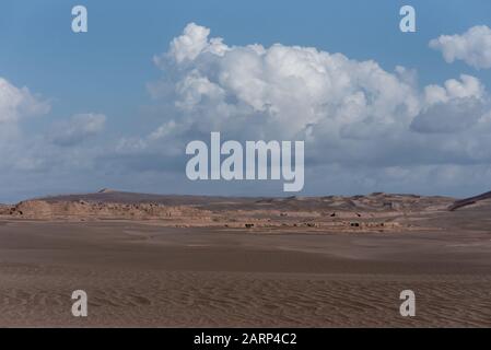 le pietre di sabbia bagnate nel deserto di lut Foto Stock