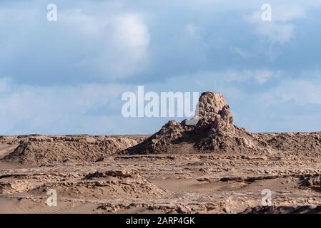 le pietre di sabbia bagnate nel deserto di lut Foto Stock