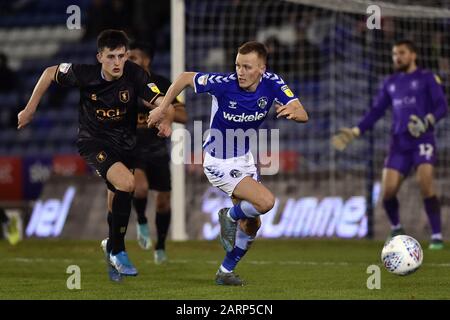 Oldham, Regno Unito. 28th Gen 2020. Oldham, INGHILTERRA - GENNAIO 28th Tom Hamer di Oldham Athletic e K Watts di Mansfield Town durante la partita Sky Bet League 2 tra Oldham Athletic e Mansfield Town a Boundary Park, Oldham il Martedì 28th Gennaio 2020. (Credit: Eddie Garvey | Mi News) Credit: Mi News & Sport /Alamy Live News Foto Stock