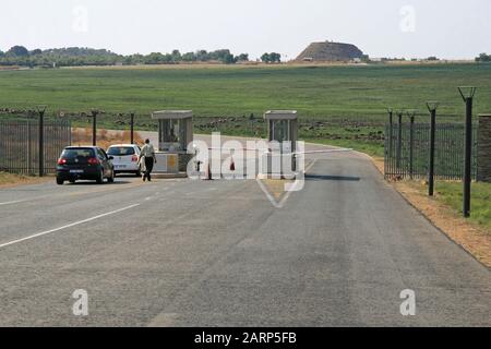 Ingresso auto porta alla culla Del Genere Umano, Maropeng, Gauteng, Sud Africa. Foto Stock