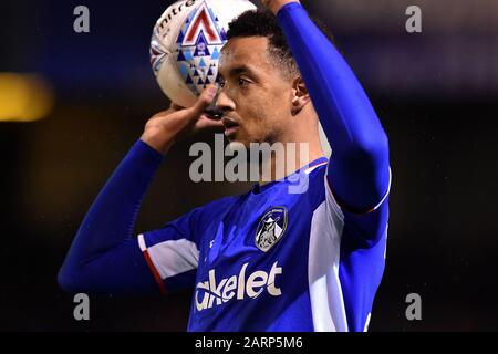 Oldham, INGHILTERRA - GENNAIO 28th Cameron Borthwick-Jackson di Oldham Athletic durante la partita Sky Bet League 2 tra Oldham Athletic e Mansfield Town al Boundary Park, Oldham Martedì 28th Gennaio 2020. (Credit: Eddie Garvey | Mi News) Foto Stock