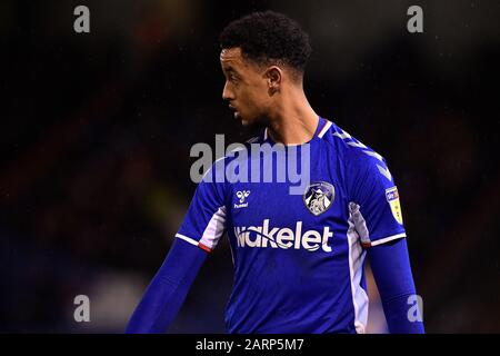 Oldham, INGHILTERRA - GENNAIO 28th Cameron Borthwick-Jackson di Oldham Athletic durante la partita Sky Bet League 2 tra Oldham Athletic e Mansfield Town al Boundary Park, Oldham Martedì 28th Gennaio 2020. (Credit: Eddie Garvey | Mi News) Foto Stock