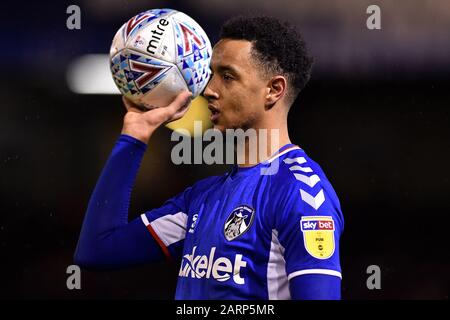 Oldham, INGHILTERRA - GENNAIO 28th Cameron Borthwick-Jackson di Oldham Athletic durante la partita Sky Bet League 2 tra Oldham Athletic e Mansfield Town al Boundary Park, Oldham Martedì 28th Gennaio 2020. (Credit: Eddie Garvey | Mi News) Foto Stock