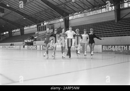 Dutch Figure Skating Championships 1967 at the Hokij (Housrenthallen) in the Hague V.l.n.r. i partecipanti Anneke Heyt, Willy de Zoete, Marie Jouwstra, Arnoud Hendriks, Rieneke Zenijk, Anneke Roel e Astrid Feiertag Annotation: Arnoud Hendriks era l'unico maschio Data: 15 marzo 1967 Location: Zuid-Haag, Olanda parole Chiave: Danza del ghiaccio, pattinaggio, sport Nome Persona: Feiertag, Astrid, Hendriks, Arnoud, Heyt, Anneke, Jouwstra, Marie, Roel, Anneke, Zeneke, Zoet, Willy de Foto Stock